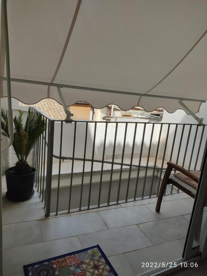 Deni'S Apartments Per 2 Con Veranda Balcone Syracuse Exterior photo